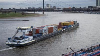 Rhein-Pegel sinkt weiter – Frachtschiffverkehr gefährdet