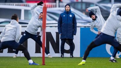 Schalke-Coach Tedesco muss gegen Moskau experimentieren
