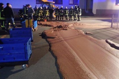 Eine Tonne flüssige Schokolade verteilt sich auf Straße in Nordrhein-Westfalen