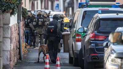 Bayern: Mit Pistole Bewaffneter bedroht Frauen und verschanzt sich in Gebäude