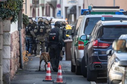 Bayern: Mit Pistole Bewaffneter bedroht Frauen und verschanzt sich in Gebäude