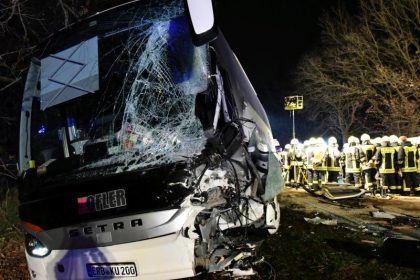 Baustellenfahrzeug kracht in Reisebus