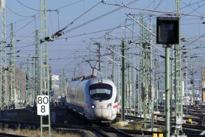 Defekte Oberleitung beschädigt ICE