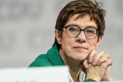 Umfrage: Kramp-Karrenbauer beliebter als Merkel