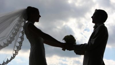 Hochzeit am Strand: Welle spülte Kamera ins Meer – Drei Monate später folgte ein besonderer Anruf