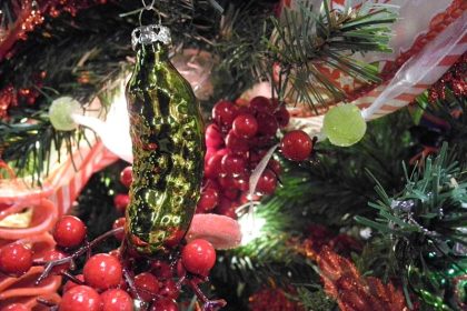 Wer hat den Fußball und die Glücksgurke an den Weihnachtsbaum gehängt?