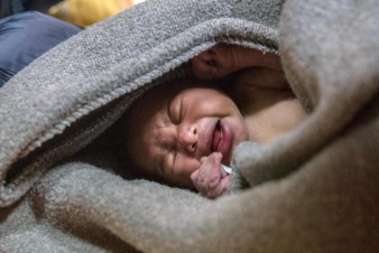 Neugeborenes mit Nabelschnur – Schockierende Bilder eines lebendigen Babys im Müllsack