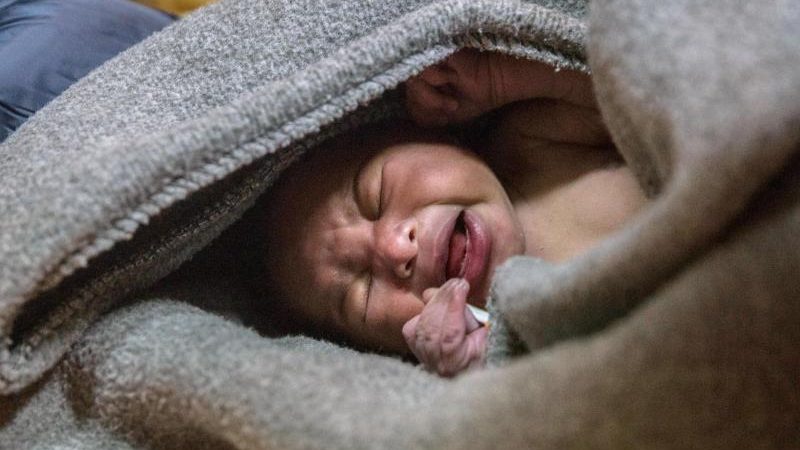 Neugeborenes mit Nabelschnur – Schockierende Bilder eines lebendigen Babys im Müllsack