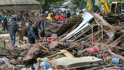 Schon mehr als 280 Tote nach Tsunami in Indonesien