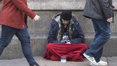 Frau findet ihren seit Jahren verschollenen Vater bei Foto-Dokumentation von Obdachlosen