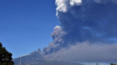 Luftverkehr eingeschränkt – Vulkan Ätna auf Sizilien ausgebrochen