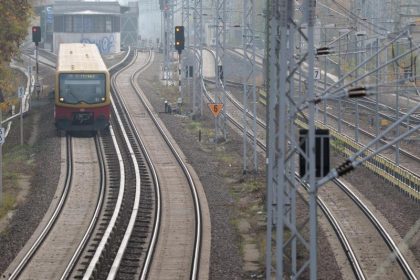 IS-Flagge und Flyer in der Nähe von Bahn-Oberleitung entdeckt – Staatsschutz ermittelt
