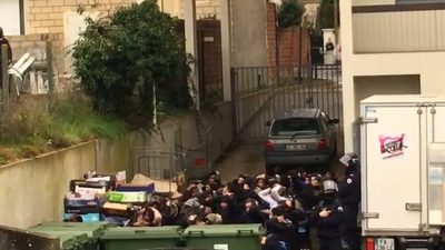 Gefesselte Schüler auf Knien – Video von Polizeieinsatz in Paris sorgt für Empörung und Betroffenheit
