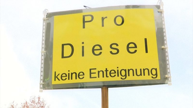 Gelbwesten-Demo: 1200 Menschen gegen Dieselfahrverbot in Stuttgart