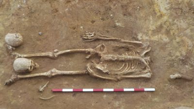 Enthauptet und begraben – Rätselhafte Skelette mit Köpfen zwischen den Beinen in England gefunden