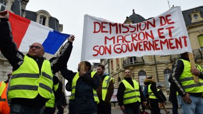 „Sprengt die Ketten und stoppt die Finanzdiktatur“: Hunderte „Gelbwesten“ ziehen durch Dünkirchen in Nordfrankreich