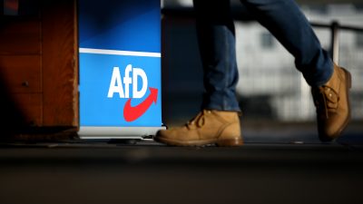 Unbekannte greifen in Berlin AfD-Reisebus an