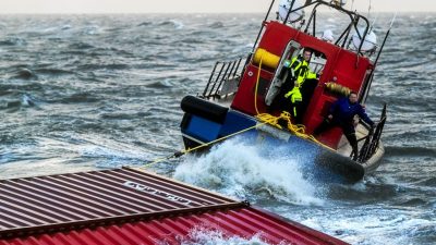 Bergungsschiffe für Container in der Nordsee sind unterwegs
