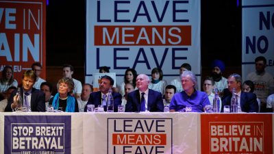 Brexit: Abgeordnete verschiedener Richtungen wollen May das Heft aus der Hand nehmen