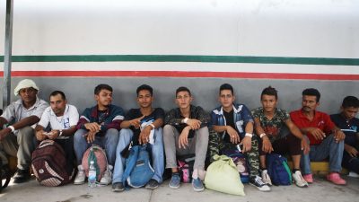 Hunderte Migranten überqueren illegal Grenze zwischen Guatemala und Mexiko