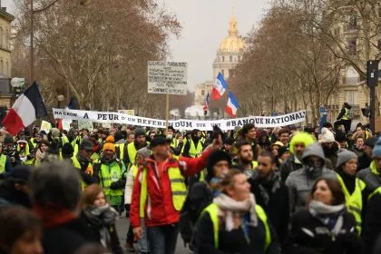 „Gelbwesten“: Sollte Macron weiter auf seiner Position beharren, „wird das Volk die Macht wieder übernehmen“