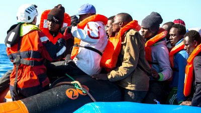 Sinkende Asylzahlen: Pro Asyl fordert Aufnahme von aus Seenot Geretteten