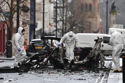 Vier Festnahmen nach Autobombenanschlag in Nordirland: Verdacht gegen “Neue IRA”
