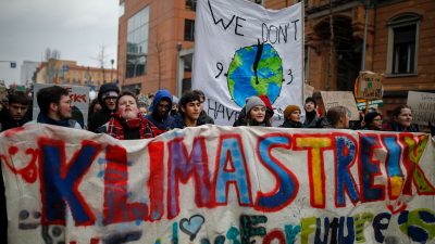 Klimademo in Köln: 15 Schulen mit Graffitis besprüht – und Eingangstüren mit Ketten versperrt