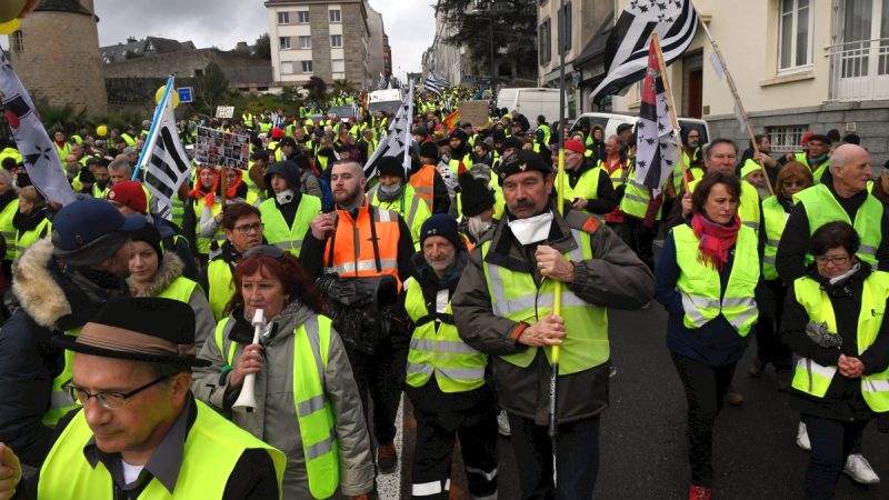 Pro Macron Gruppe „Rote Schals“ demonstrieren gegen „Gewalt der Gelbwesten“