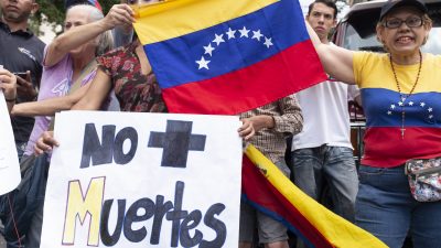 „Streitkräfte, findet eure Würde wieder“: Tausende Guaidó-Anhänger demonstrieren für Abkehr der Armee von Maduro