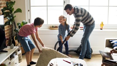 7 praktische Tipps wie Sie Ihre Kinder zum Aufräumen und Anpacken ermutigen