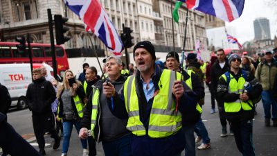 Hunderte Briten folgten dem Vorbild der französischen „Gelbwesten“