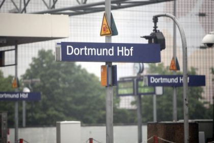 Dortmund: Illegaler Schwarzfahrer mit 5 Identitäten bespuckt und tritt Bundespolizisten – Freigelassen