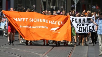 Aktivisten blockieren Main nach „Seebrücke“-Demo in Frankfurt