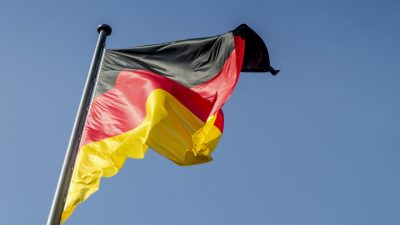Bundesregierung will keine Deutschlandflaggen an Schüler im Abschlussjahr verteilen