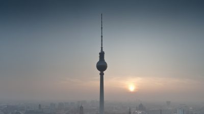 Berliner Polizei jagt mörderischen „Verwandlungskünstler“ – Internationaler Haftbefehl und 10.000 Euro Belohnung