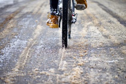 Mit dem Fahrrad verfolgt: Augenzeuge meldet Polizei junge Antänzer – 62-Jährige beraubt