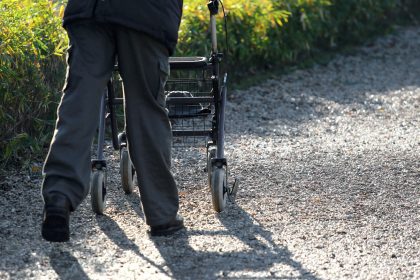Leichtes Opfer in Krefeld: Hilfloser Mann mit Rollator von Wegelagerern ausgeraubt