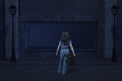 Gefährliche “Erziehung” in Stralsund: Mädchen (9) in der Nacht ausgesetzt, weil es nicht einschlafen wollte
