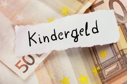 Pole bezieht Kindergeld in Polen und Deutschland – Jetzt muss er zurückzahlen