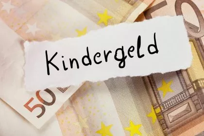 Pole bezieht Kindergeld in Polen und Deutschland – Jetzt muss er zurückzahlen