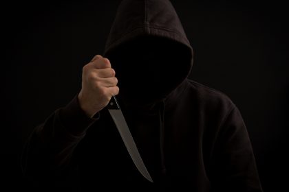 Nach Überfall in Graz: Mann mit Messer im Bauch im Lift gefunden – Fahndung nach Täter läuft
