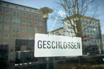 Die Rezession ist da: Kurzarbeit rund um die Hälfte gestiegen und viel weniger Überstunden