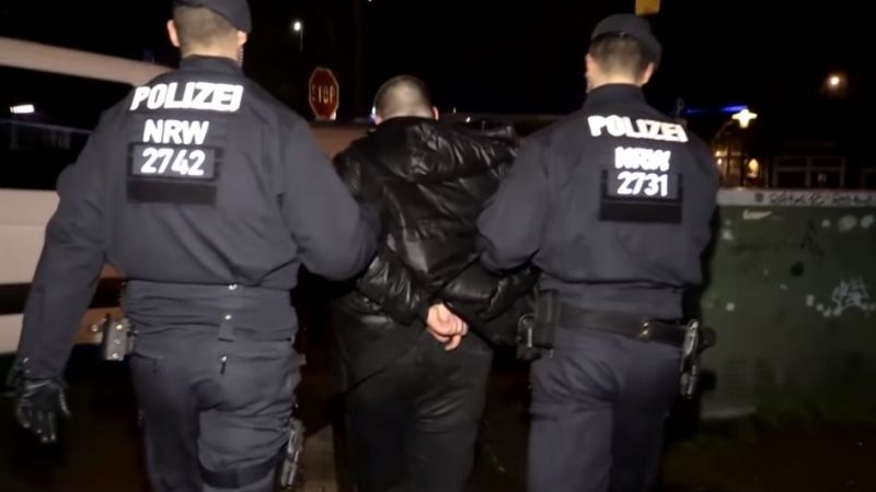 Große Clan-Razzia in NRW: 1.300 Polizisten im Einsatz – Polizisten nehmen in Essen 19-jährigen Kollegen nach Widerstand fest
