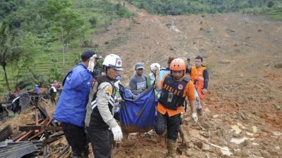 Dutzende Vermisste nach Erdrutsch in Indonesien