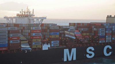 Riesenfrachter verliert in stürmischer See 270 Container