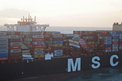 Einsatzkräfte suchen nach in Nordsee treibenden 270 Containern der “MSC Zoe”