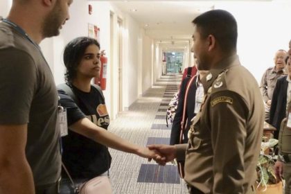 Vor ihrer Familie geflohene Saudi-Araberin in Kanada eingetroffen