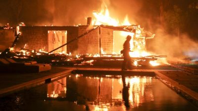 Weitere 50.000 Menschen müssen vor Bränden in Kalifornien fliehen –  Einer Million Kunden Strom abgeschaltet