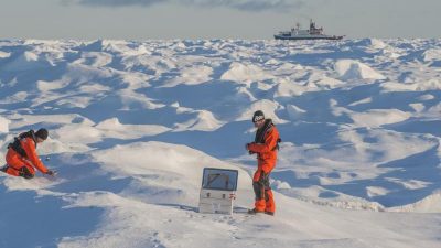 Forschungsschiff friert in der Arktis ein